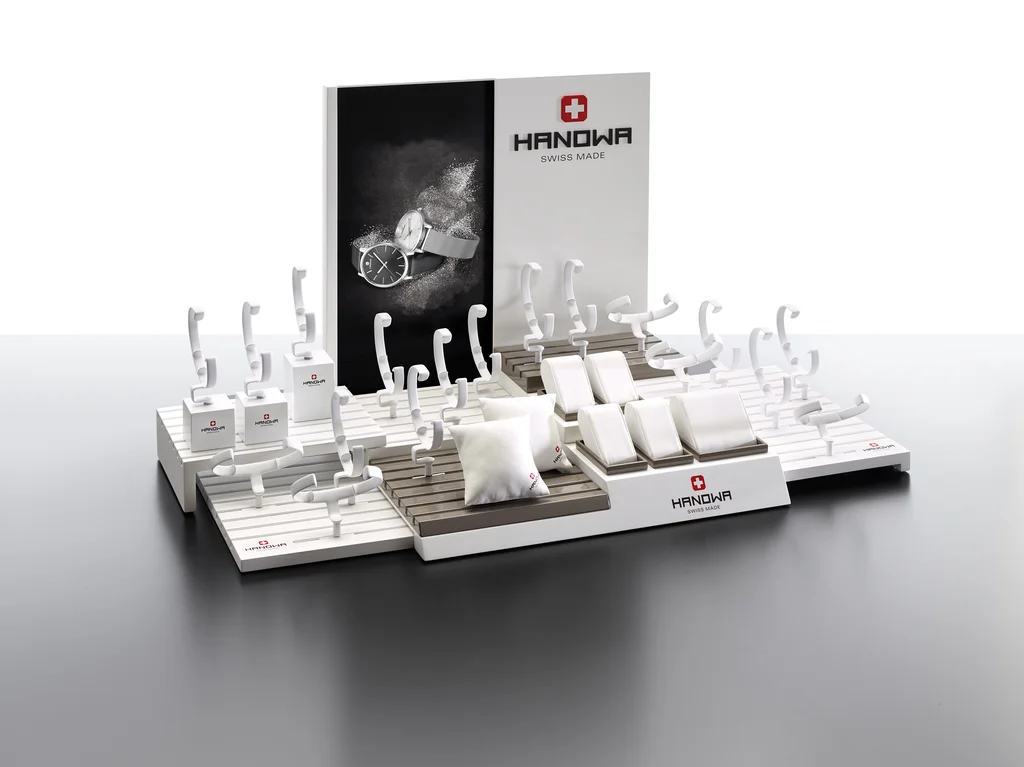 Hanowa: Countertop display featuring platform surfaces produced by Casadevall Group.