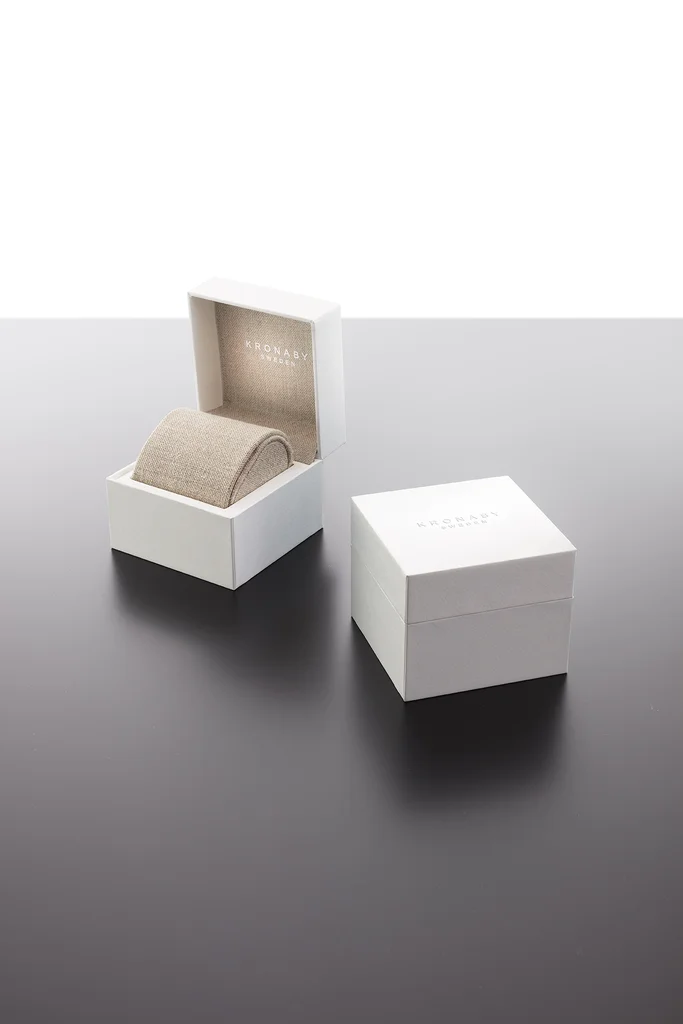 Kronaby: Minimalistic packaging produced by Casadevall Group.