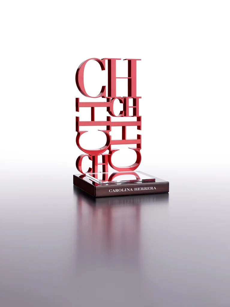 Carolina Herrera: Red-and-mirror countertop display produced by Casadevall Group.