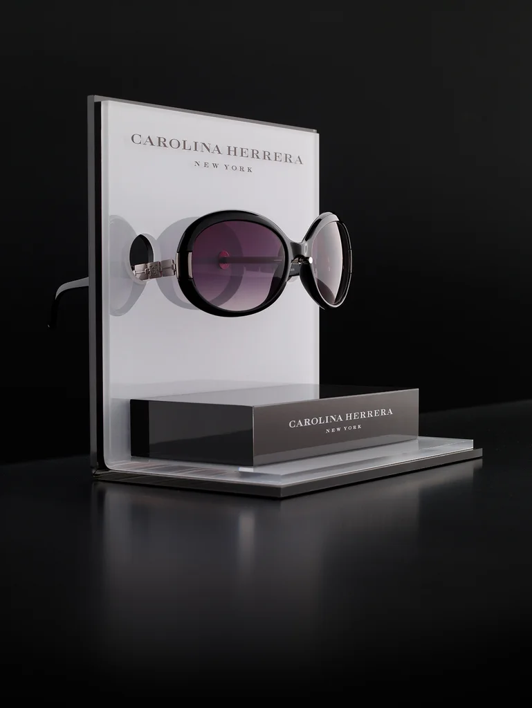 Carolina Herrera: Red-and-mirror countertop display produced by Casadevall Group.